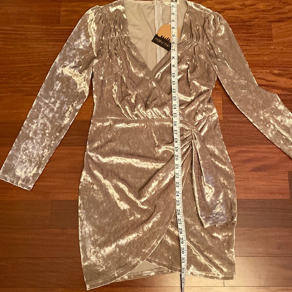 Main Strip NWT Gorgeous Gold/Cream Velour Junior Dress 👗 Size Large - Picture 14 of 16